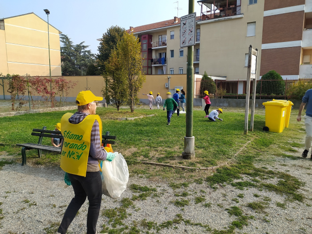 Gli studenti di Bra impegnati a pulire la città