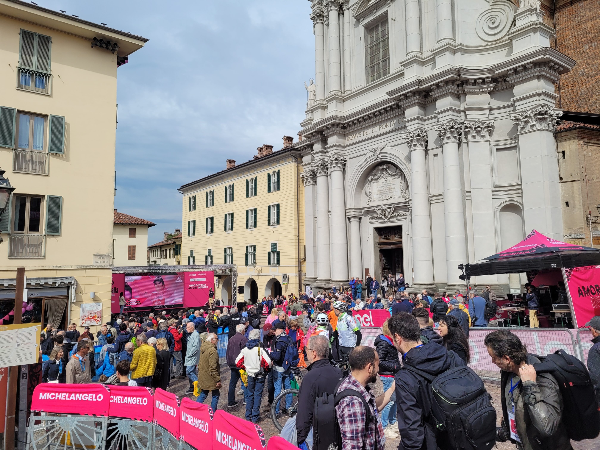 In centinaia alla partenza della tappa Bra-Rivoli