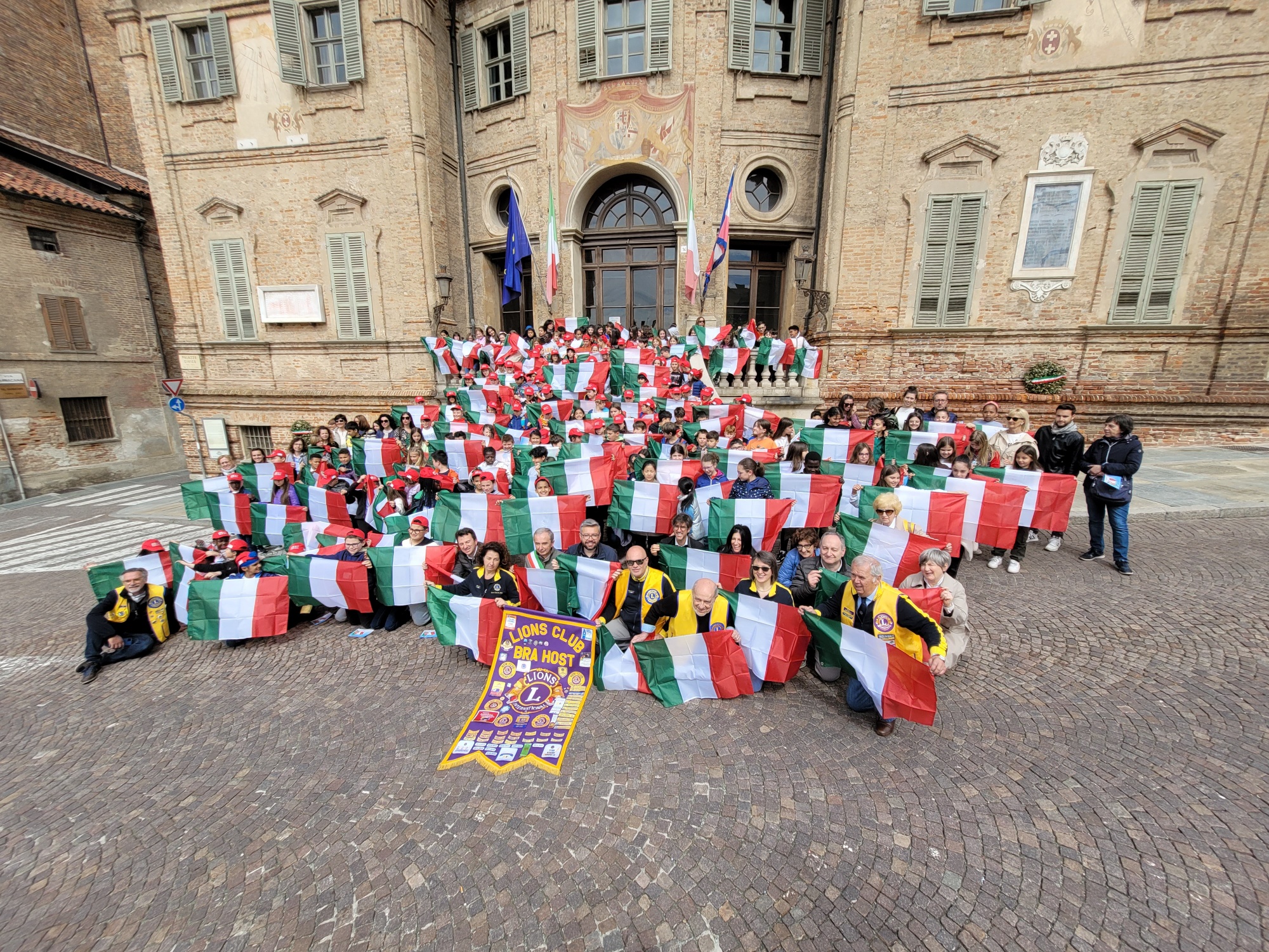 Dai Lions club un tricolore a tutti gli studenti braidesi