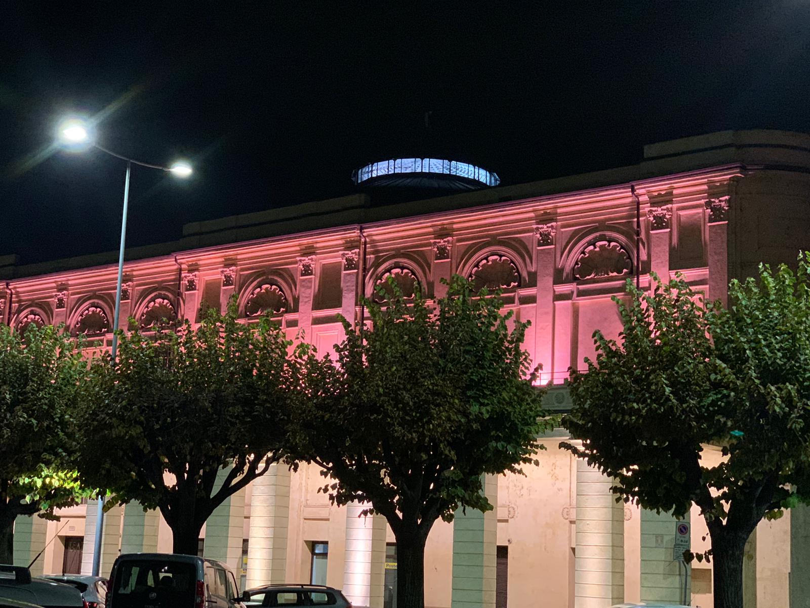 Politeama illuminato di rosa per la lotta contro il cancro al seno