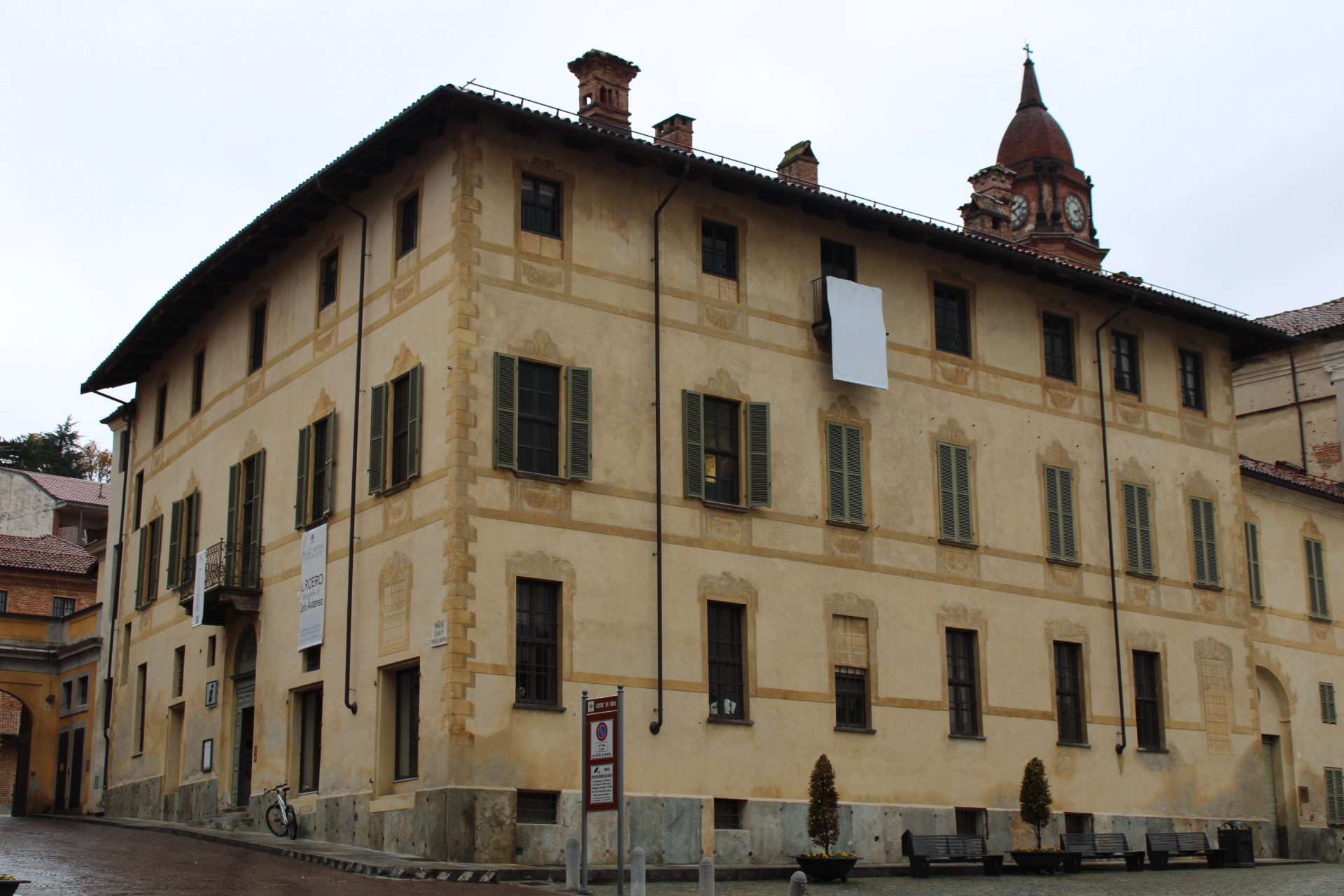 Palazzo Mathis in bianco per la lotta al tumore al polmone
