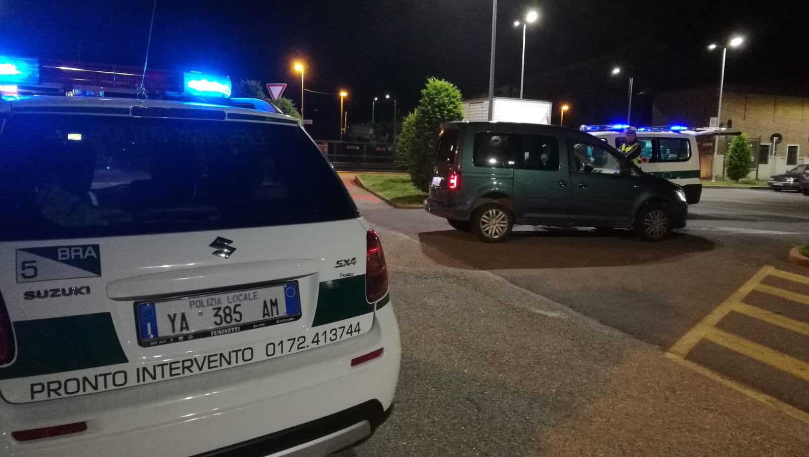 Bra, provoca due incidenti e fugge