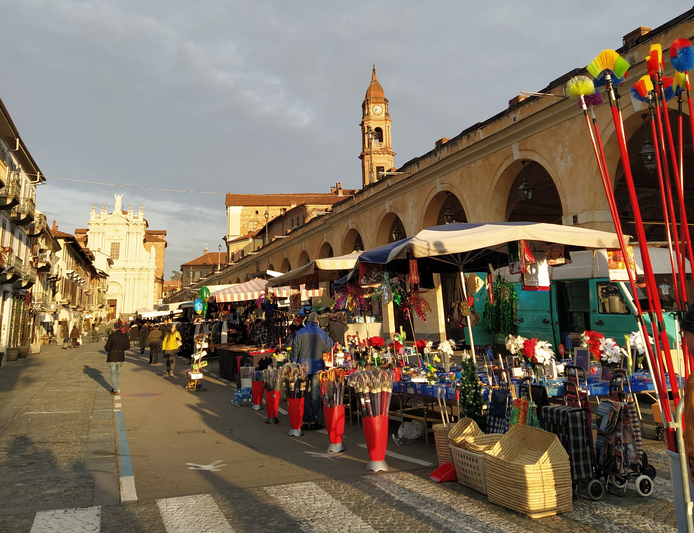  Bra: domenica 22 mercato straordinario di Natale