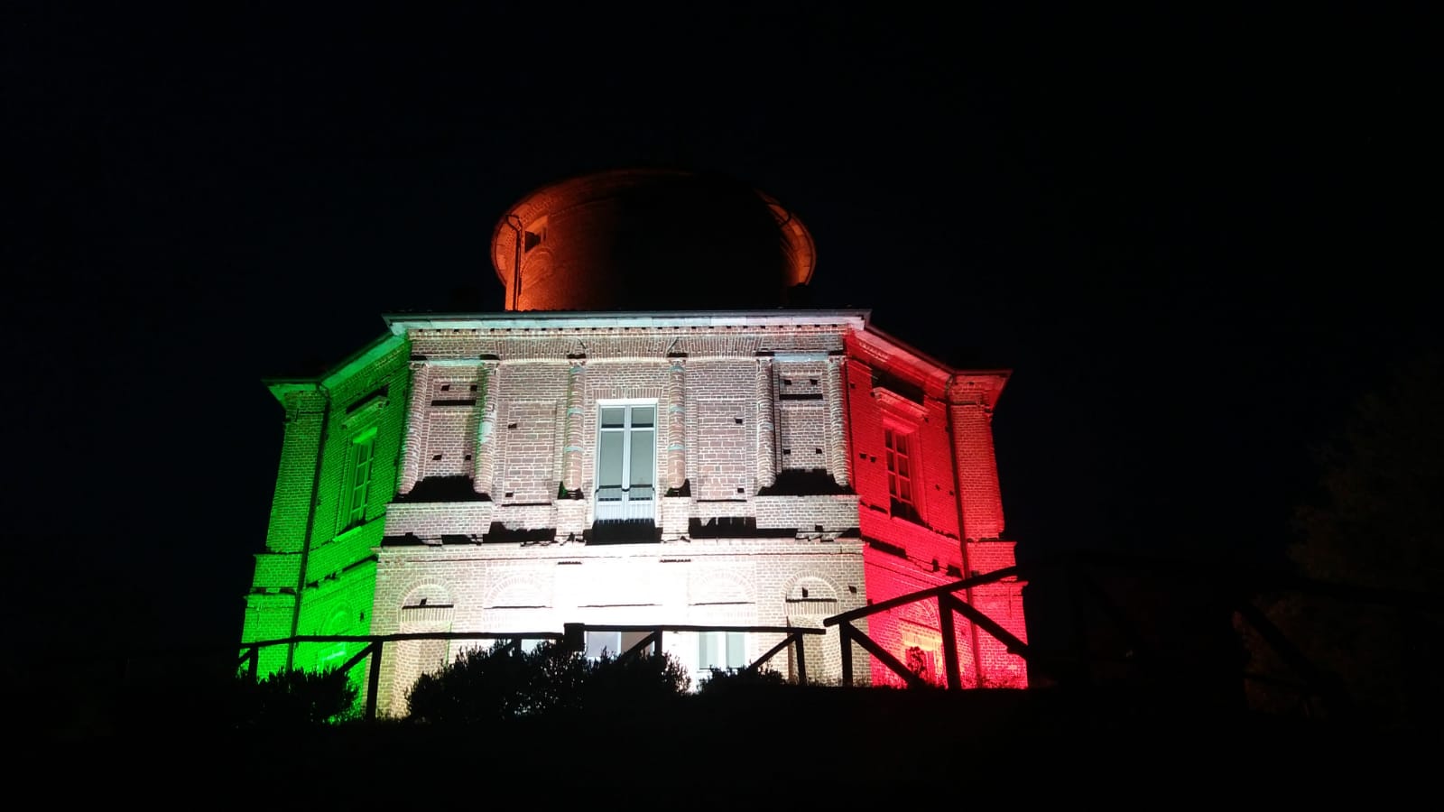 La Zizzola di Bra illuminata con il tricolore