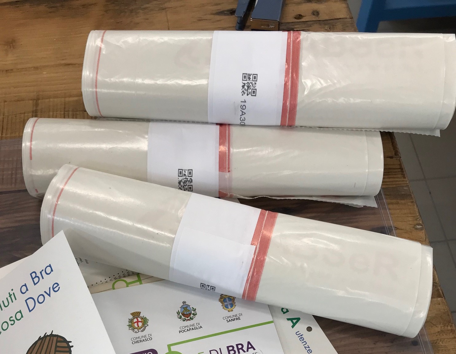 Prosegue la distribuzione a domicilio dei kit raccolta rifiuti