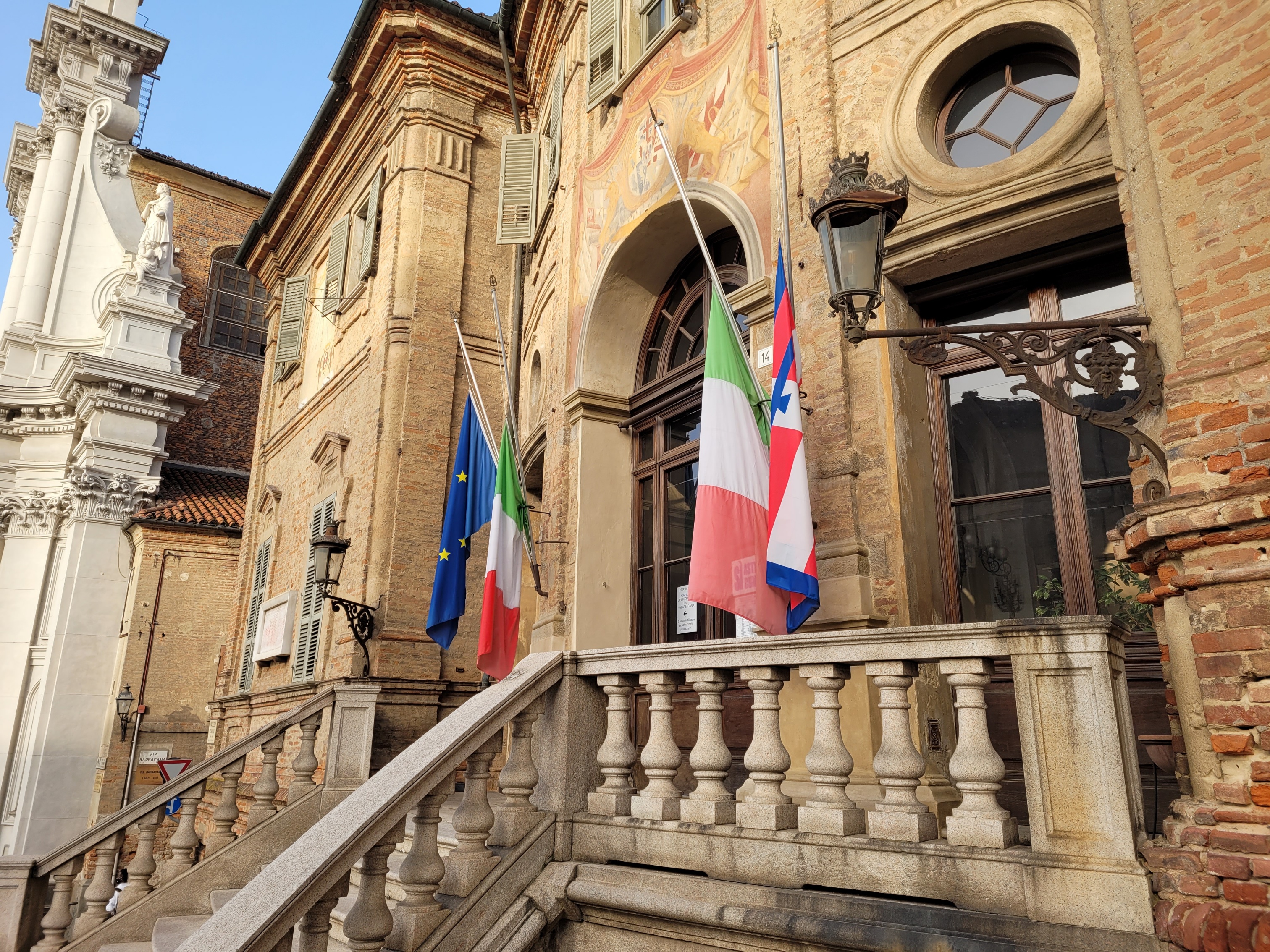 Bra:  bandiere a mezz’asta in segno di lutto