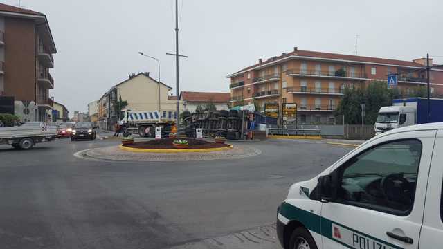 Camion ribaltato sulla rotonda di via Cuneo: traffico rallentato