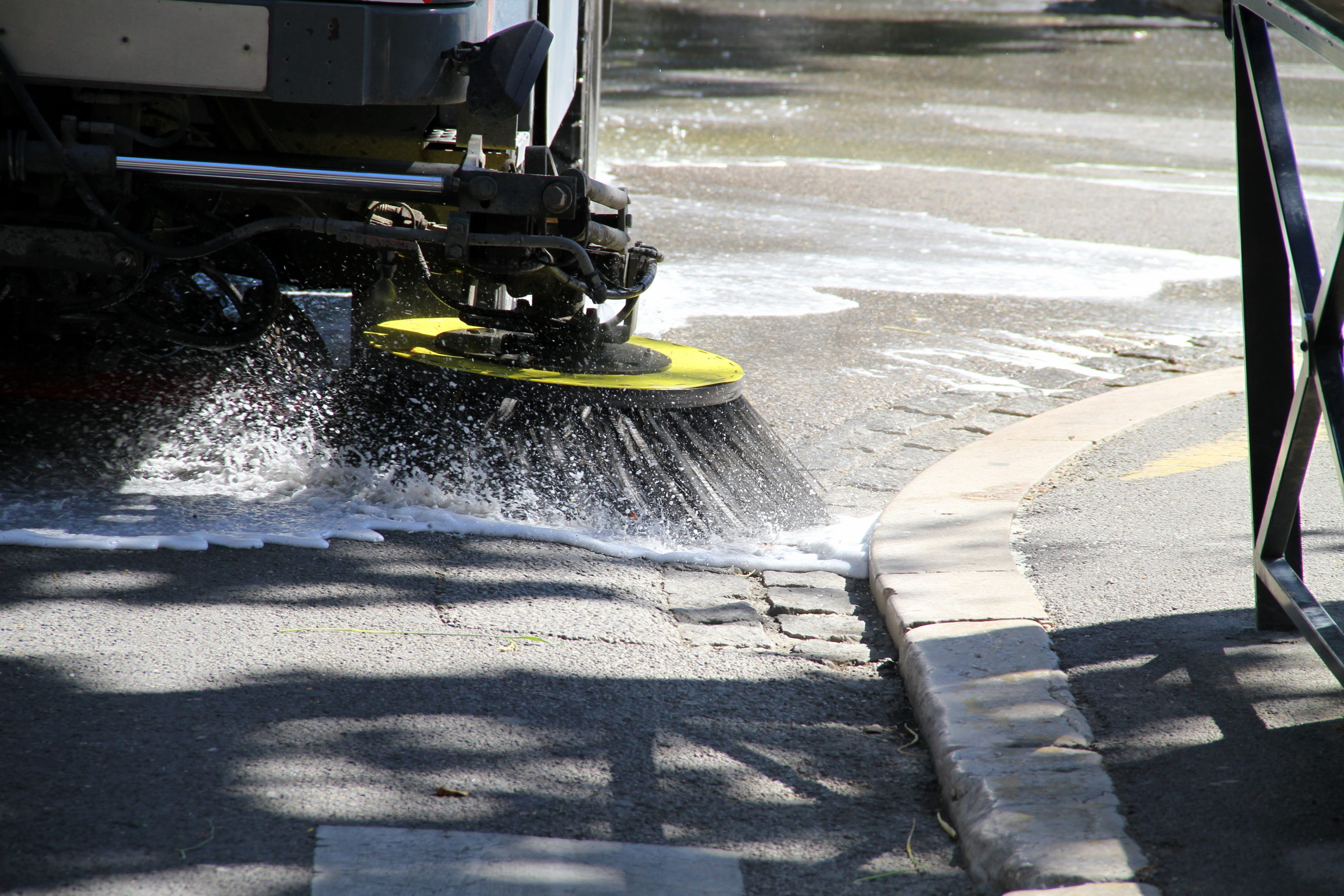 Al via il lavaggio delle strade cittadine