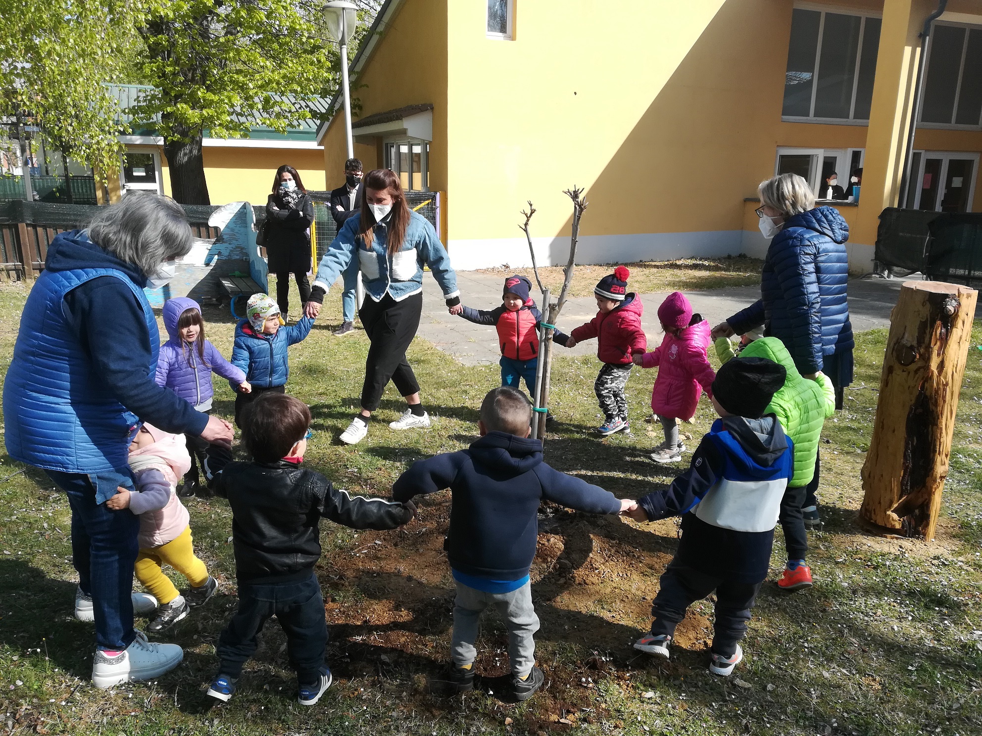 Bra: un albero in memoria della maestra d’asilo scomparsa