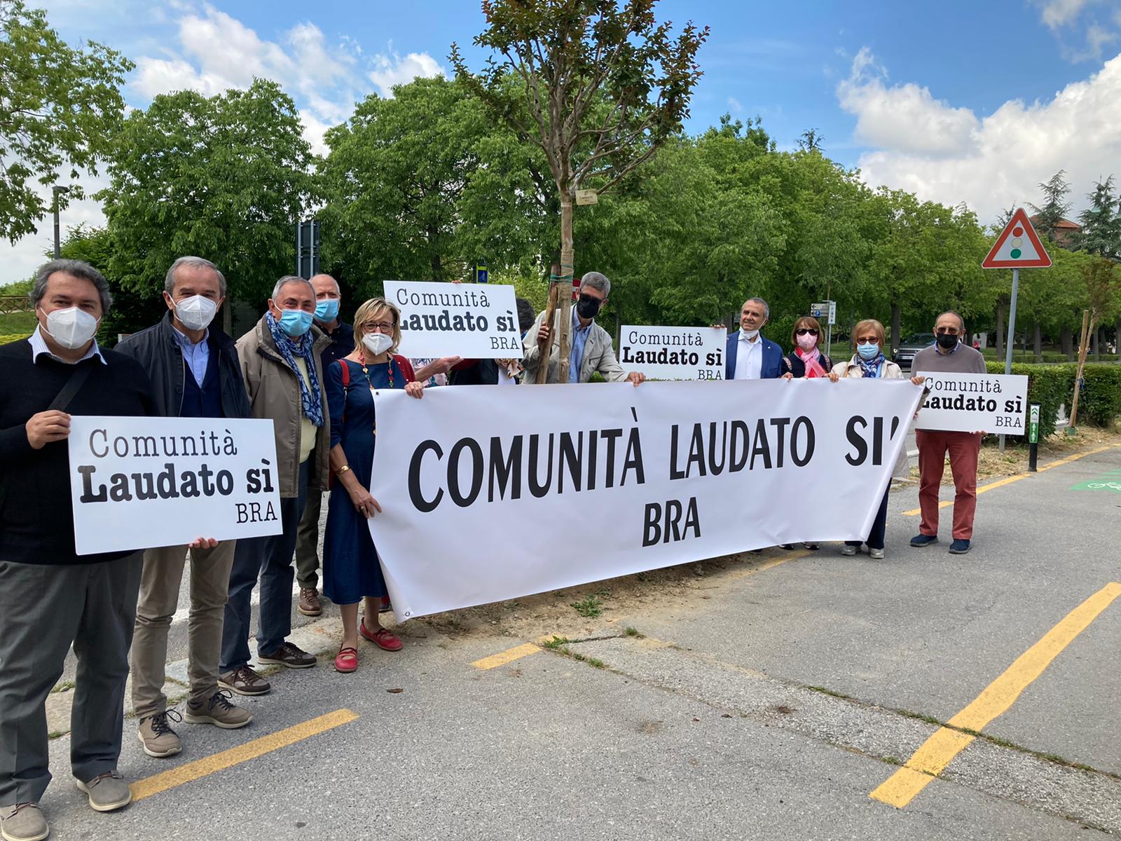 La Comunità  Laudato Si’ di Bra dona cinque piante alla città